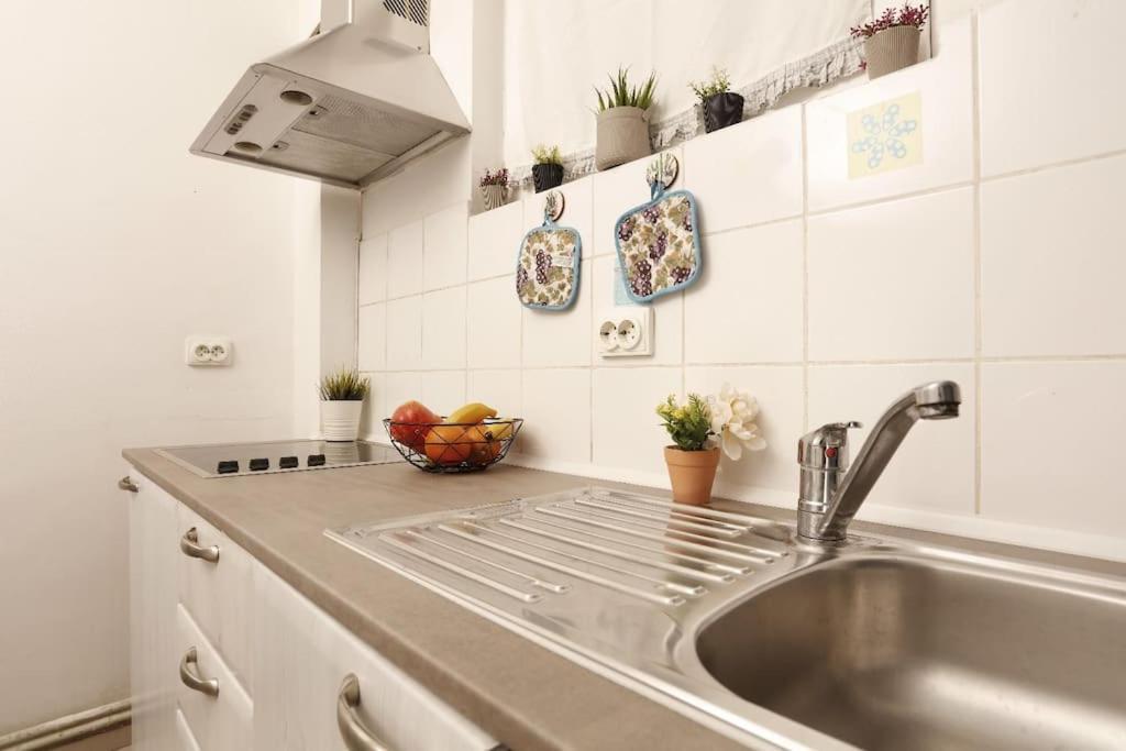 1 Bdrm Apartment In City Center Бухарест Экстерьер фото