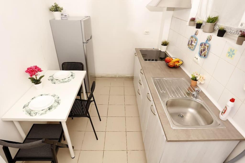 1 Bdrm Apartment In City Center Бухарест Экстерьер фото